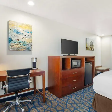 Best Western Plus Villa Del Lago Inn-2